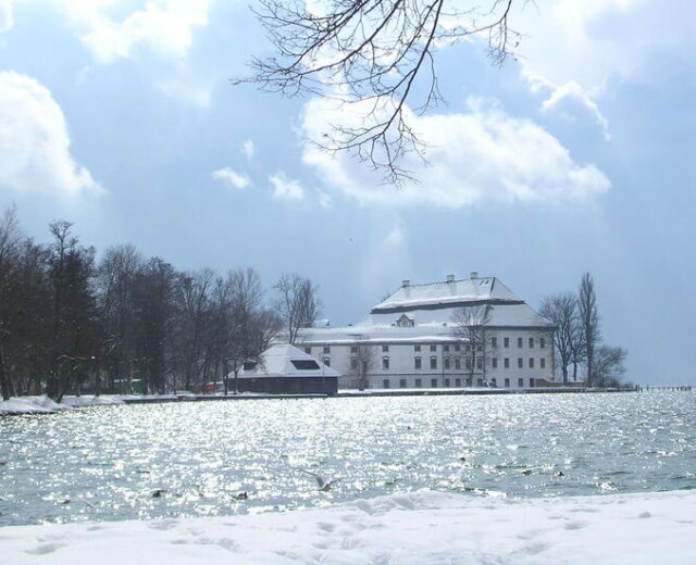 Castello di Kammer a Schörfling sul lago Attersee visto dal lago in inverno, nella regione Attersee-Attergau nel Salzkammergut.