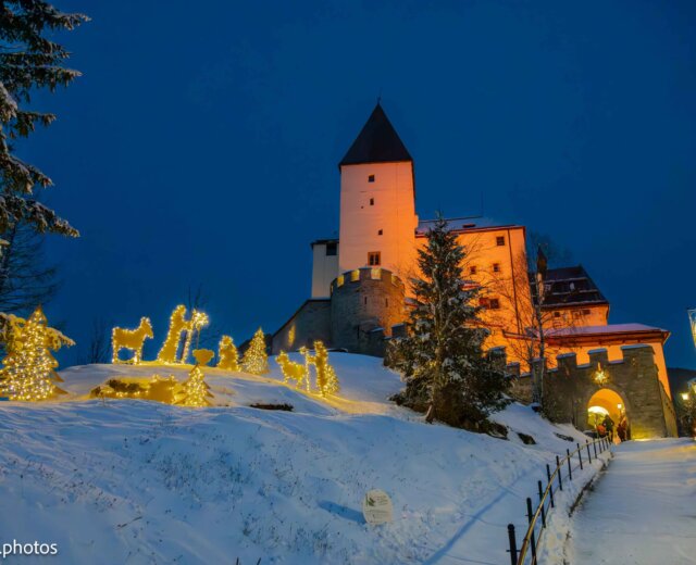 Il Castello di Mauterndorf nel silenzio dell’Avvento Castello di Mauterndorf illuminato con figure natalizie visto dal sentiero nel Lungau salisburghese