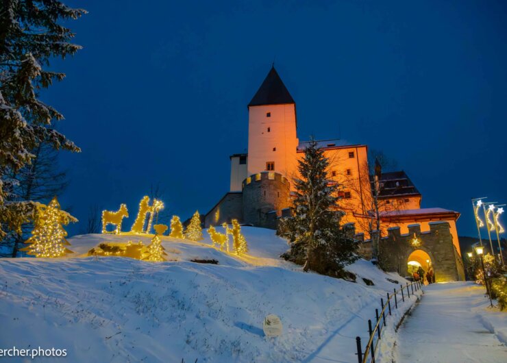 Il Castello di Mauterndorf nel silenzio dell’Avvento Castello di Mauterndorf illuminato con figure natalizie visto dal sentiero nel Lungau salisburghese