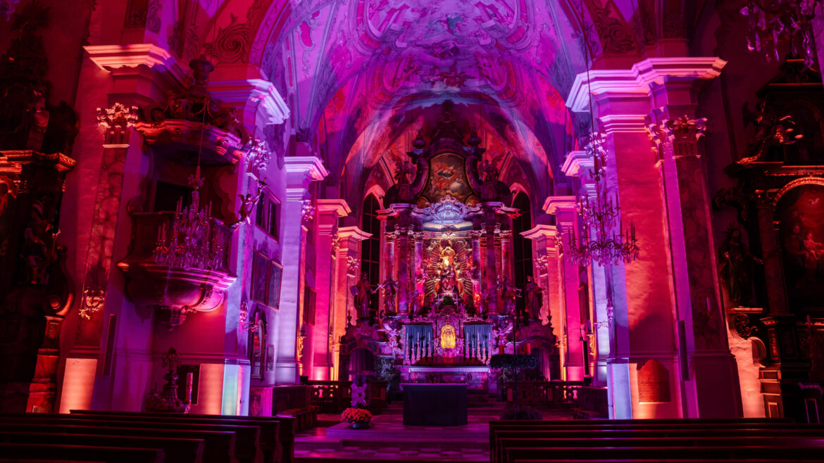 Interno decorato della Chiesa della Natività della Beata Vergine Maria a Maria Alm durante l’Avvento (Vista ingrandita)