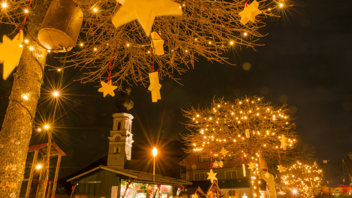 Mercatino dell’Avvento davanti alla chiesa di Faistenau nella regione del lago Fuschlsee nel Salisburghese (Vista ingrandita)