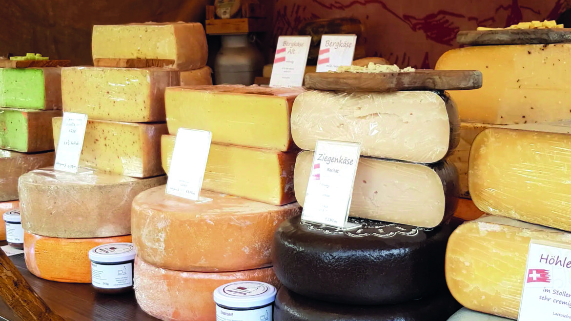 Formaggi del Tennengau prodotti con latte fieno secondo antiche tradizioni artigianali, dal sapore intenso e legato alla ricca varietà di erbe alpine della regione © Weihnachtsmarkt Hallein Formaggi del Tennengau realizzati con latte fieno e tradizione artigianale alpina (Vista ingrandita)