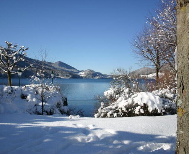 Passeggiata innevata sul lago Fuschlsee nel Salisburghese