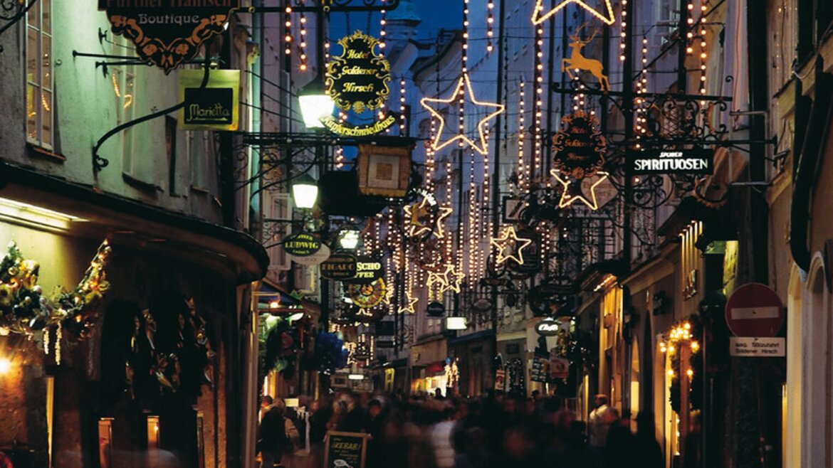 Via Getreidegasse nel centro di Salisburgo decorata e illuminata durante l’Avvento (Vista ingrandita)