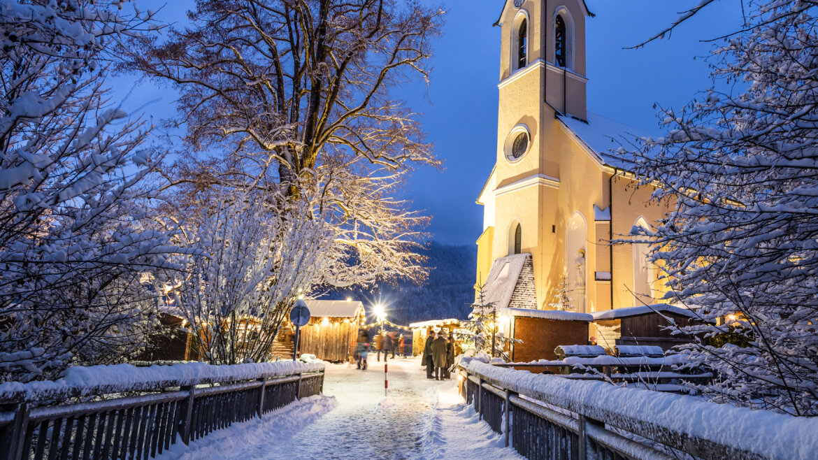 Chiesa di Guggenthal con il mercatino dell’Avvento nella regione del lago Fuschlsee nel Salisburghese (Vista ingrandita)