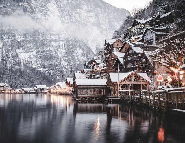 Il villaggio di Hallstatt in inverno con case tradizionali tra montagna e lago nella regione Dachstein Salzkammergut