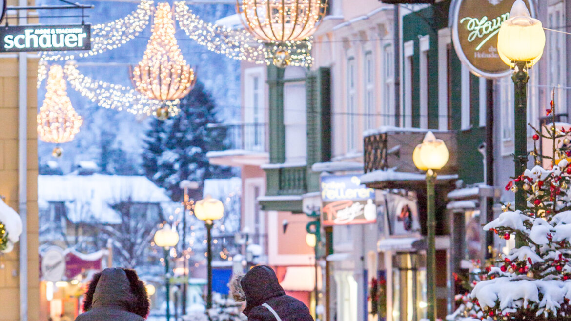 Via dei Parrocchiani, ossia Pfarrgasse innevata nel centro di Bad Ischl con decorazioni natalizie a forma di campane luminose sospese (Vista ingrandita)