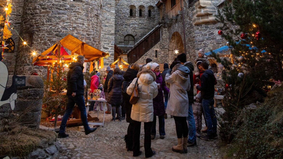 Ingresso del Castello di Finstergrün illuminato da una luce calda e accogliente (Vista ingrandita)