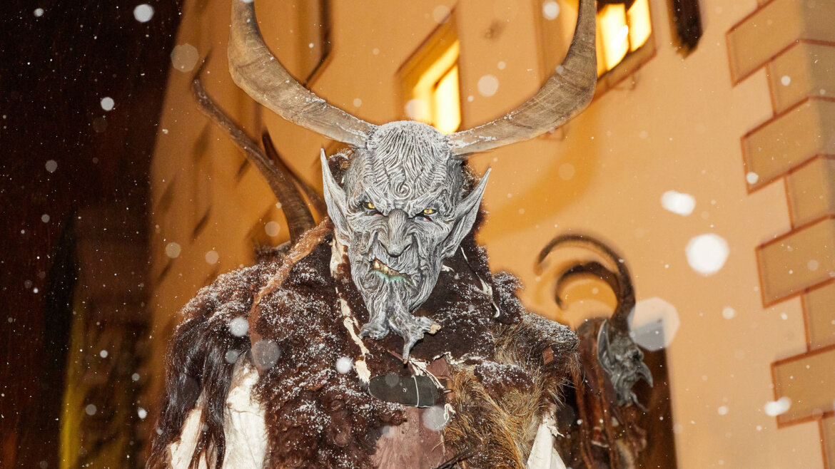 Krampus durante il corteo dell’Avvento nella Piazza Fontana di Mauterndorf (Vista ingrandita)
