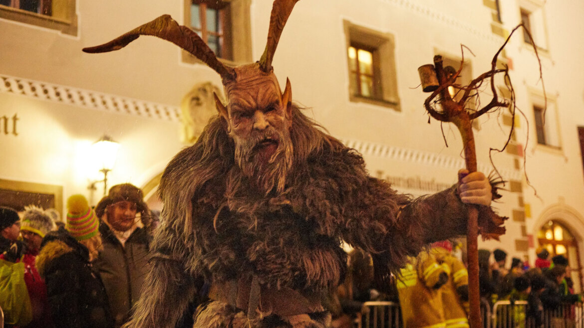 Krampus durante la sfilata dell’Avvento a Mauterndorf nella Piazza Fontana davanti alle famose case a spiovente (Vista ingrandita)