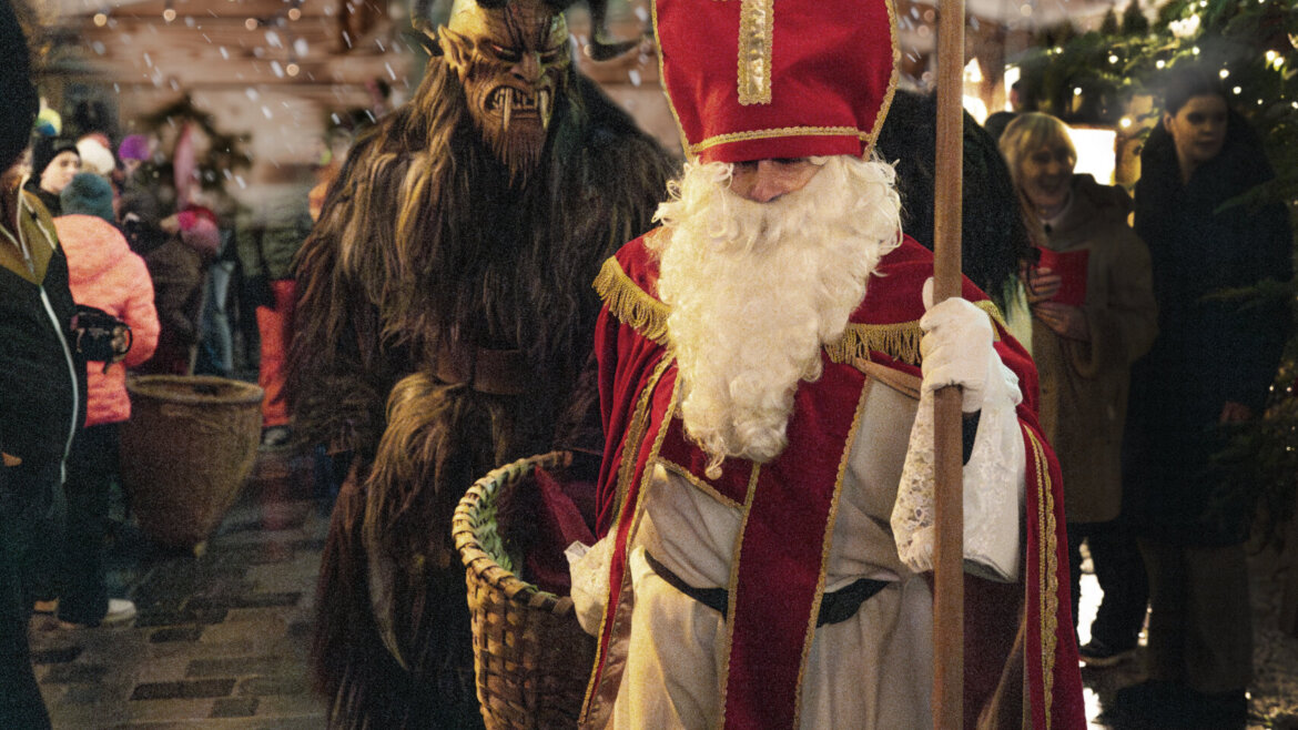 Krampus e Percht al mercatino di Natale di Maria Alm nella regione del Hochkönig (Vista ingrandita)