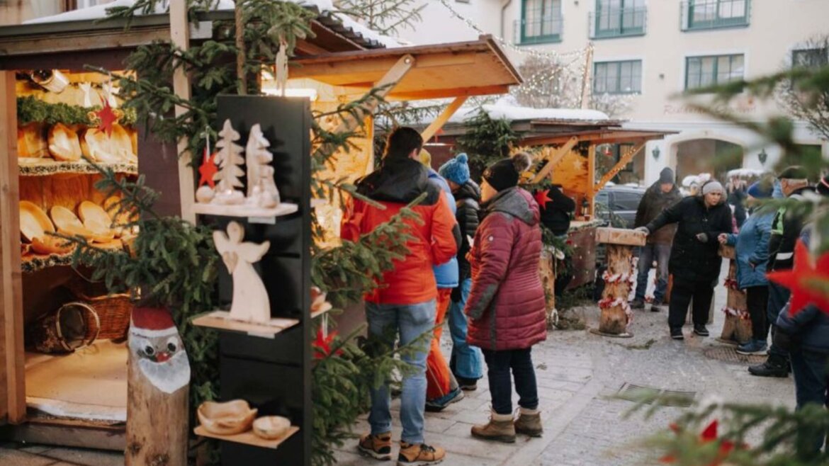 Bancarelle decorate e illuminate del mercatino d’Avvento di St. Michael nel Lungau con artigianato e prodotti locali (Vista ingrandita)