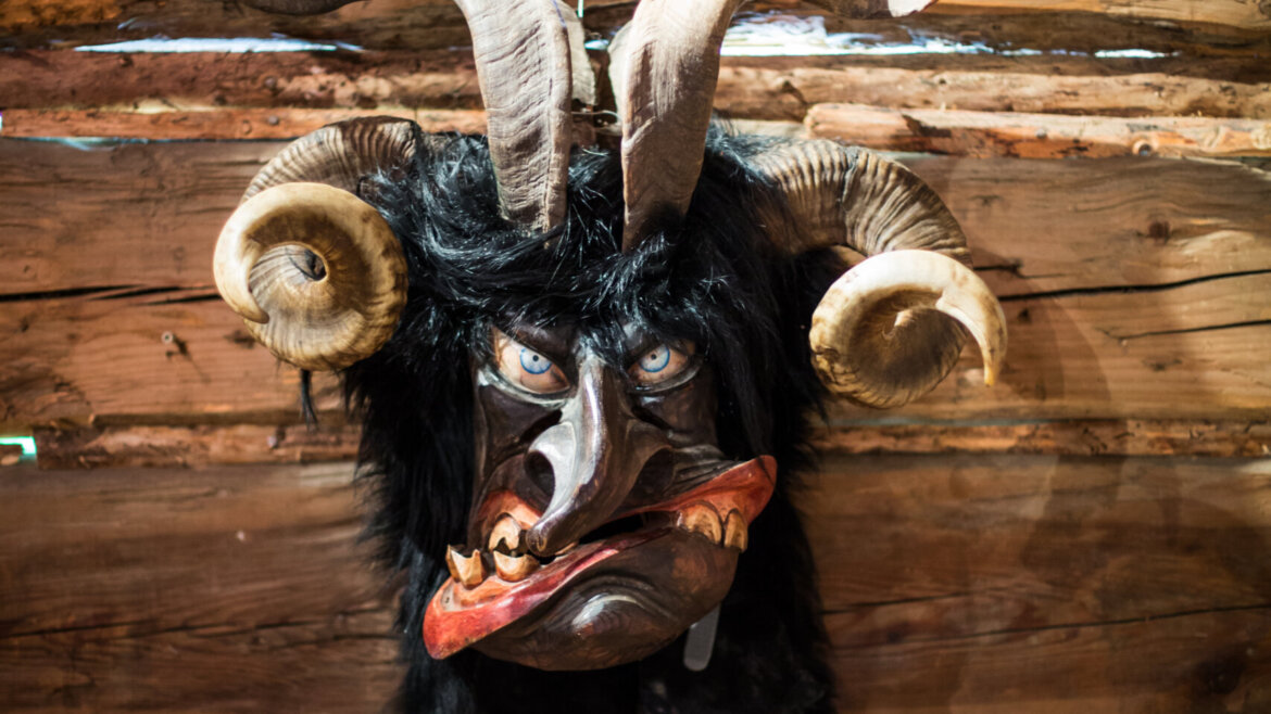 Maschera tradizionale di Krampus simbolo delle usanze alpine del Salisburghese (Vista ingrandita)