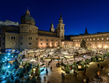 Mercatino di Gesù Bambino nella Piazza di Residenza con il Duomo la Residenza vecchia e la Fortezza di Salisburgo sullo sfondo