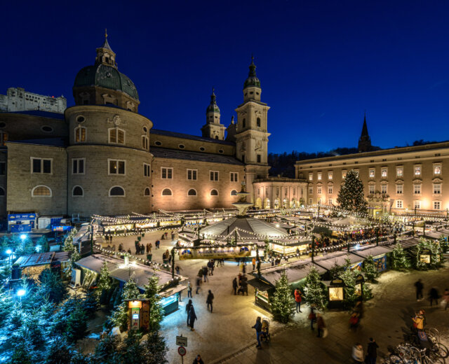 Mercatino di Gesù Bambino nella Piazza di Residenza a Salisburgo Mercatino di Gesù Bambino nella Piazza di Residenza con il Duomo la Residenza vecchia e la Fortezza di Salisburgo sullo sfondo
