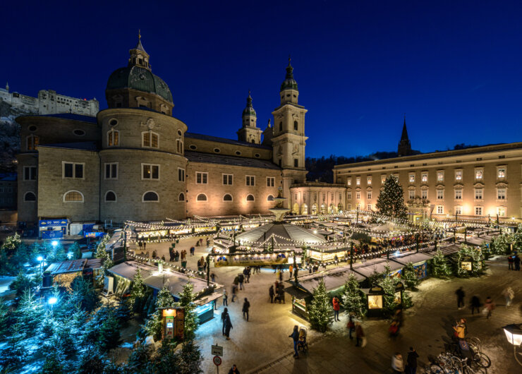 Mercatino di Gesù Bambino nella Piazza di Residenza a Salisburgo Mercatino di Gesù Bambino nella Piazza di Residenza con il Duomo la Residenza vecchia e la Fortezza di Salisburgo sullo sfondo