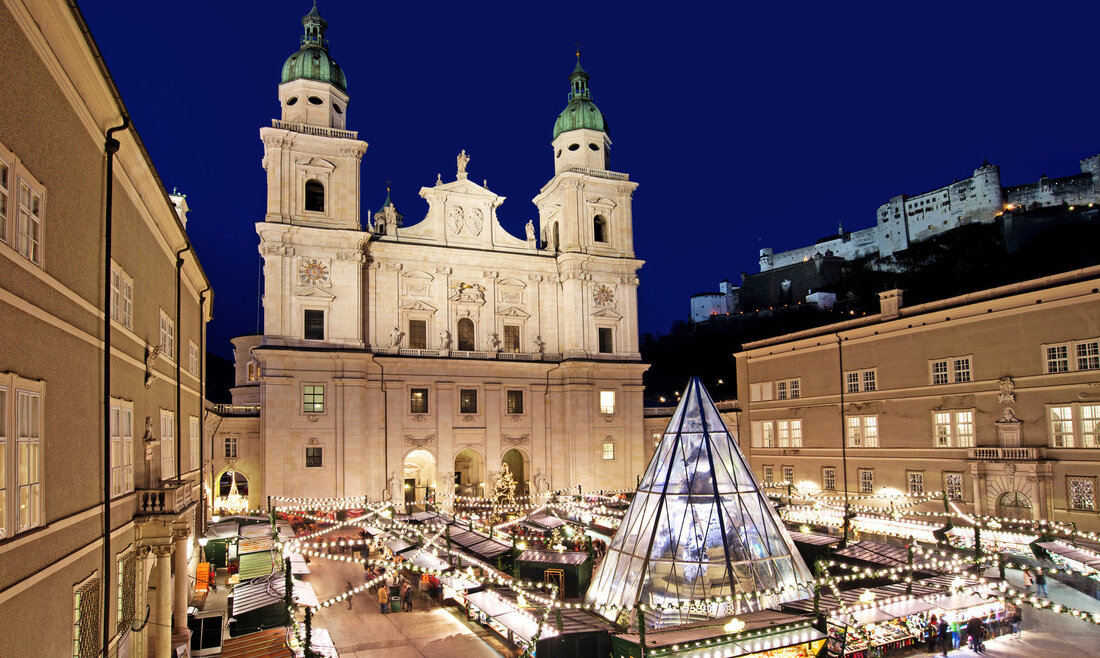 Mercatino di Gesù Bambino di Salisburgo davanti al Duomo con vista sulla Fortezza di Hohensalzburg (Vista ingrandita)