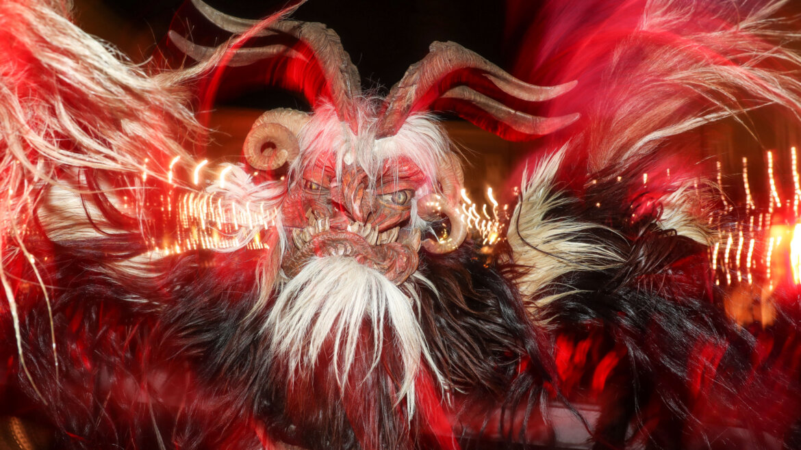 Creatura mitologica alpina al Mercatino di Gesù Bambino di Salisburgo durante la sfilata con Perchten (Vista ingrandita)