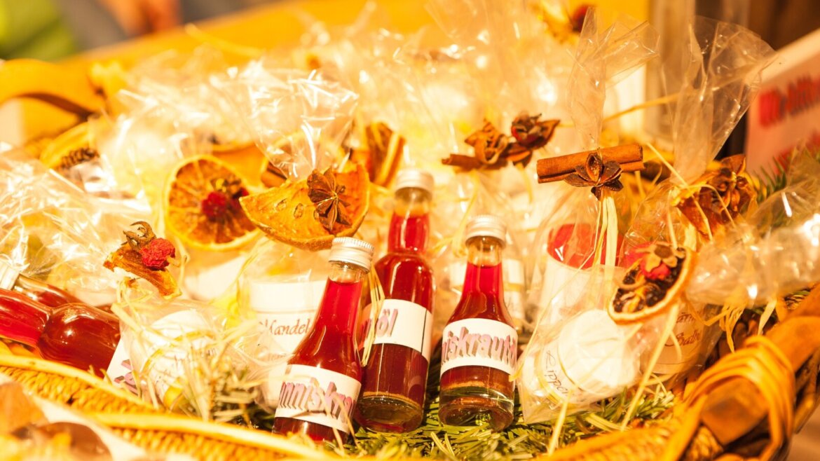 Decorazioni natalizie e specialità su uno stand del mercatino dell’Avvento nella regione del Hochkönig (Vista ingrandita)