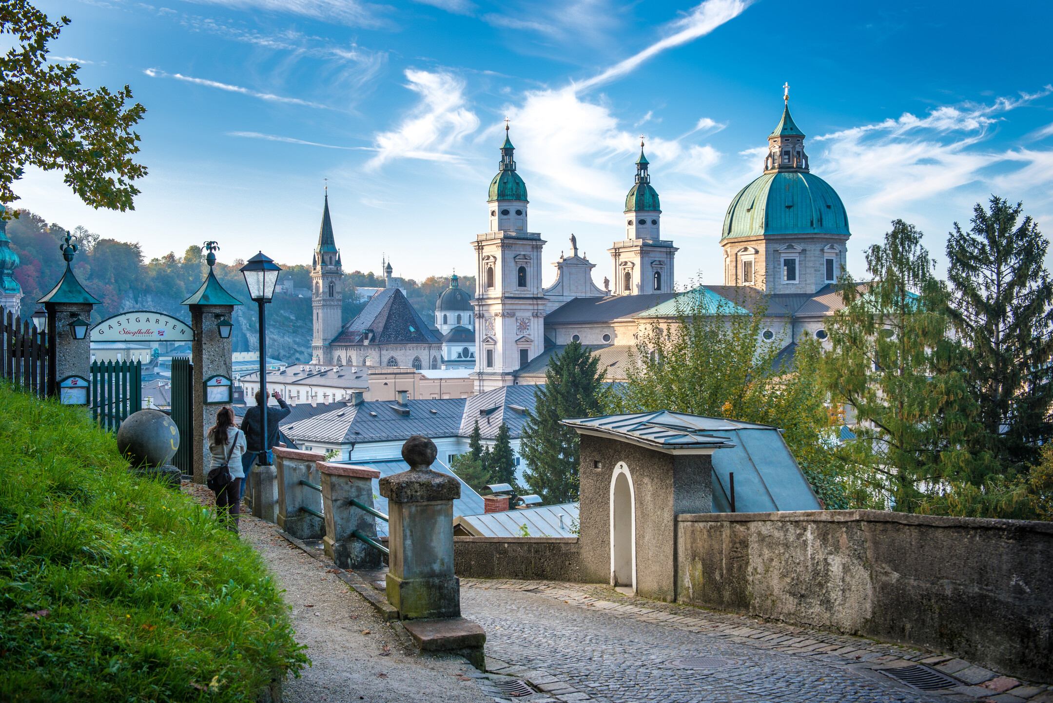 Veduta sul centro storico di Salisburgo con il Duomo vista dallo Stieglkeller