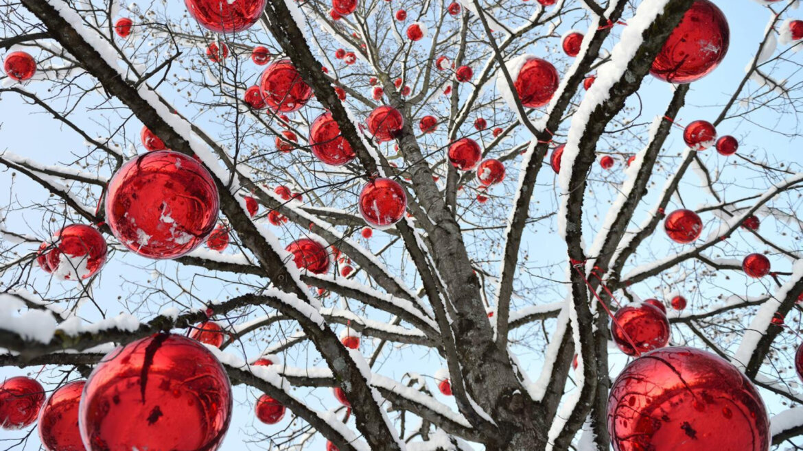 Decorazioni natalizie rosse simbolo dello stile unico della Magia dell’Avvento di Hellbrunn a Salisburgo (Vista ingrandita)