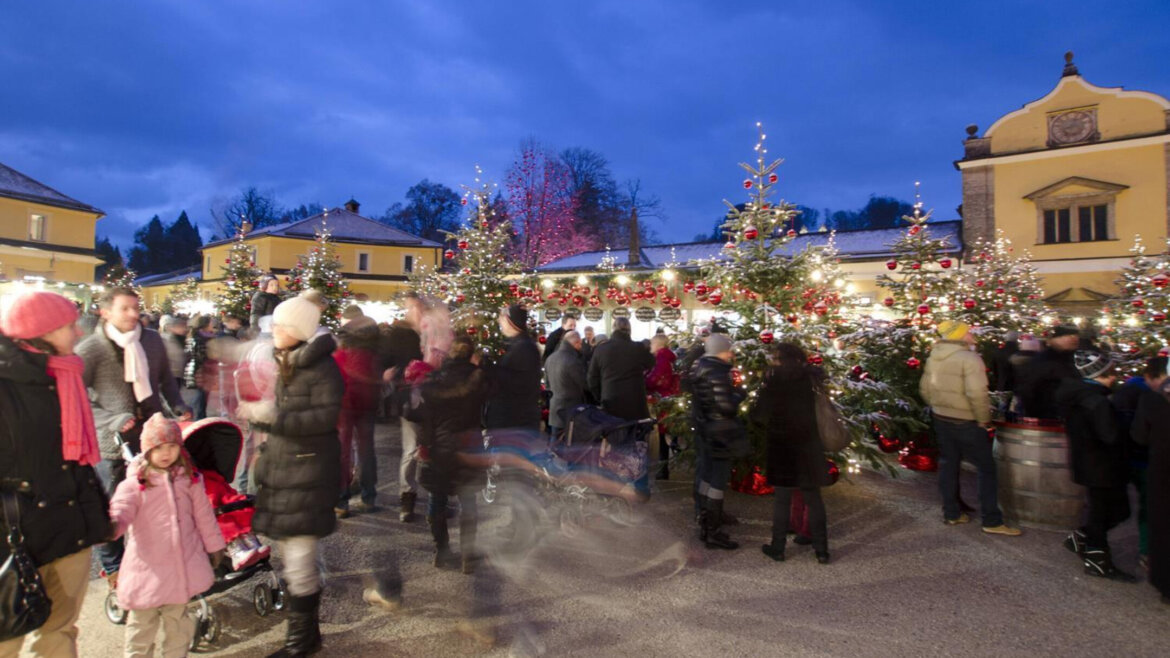 Vivace atmosfera natalizia nel cortile del castello di Hellbrunn a Salisburgo durante la Magia dell’Avvento (Vista ingrandita)