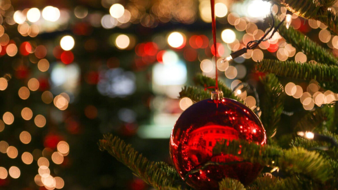Riflesso del castello di Hellbrunn in una sfera natalizia rossa durante la Magia dell’Avvento a Salisburgo (Vista ingrandita)