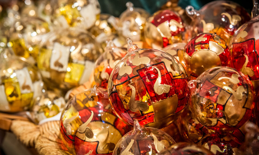 Palle di Natale in vetro rosse e gialle con riflessi festivi tipici dell’Avvento a Salisburgo (Vista ingrandita)
