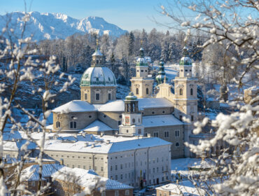 Vista sulla città di Salisburgo con il Duomo al centro ripresa dal monte Kapuzinerberg