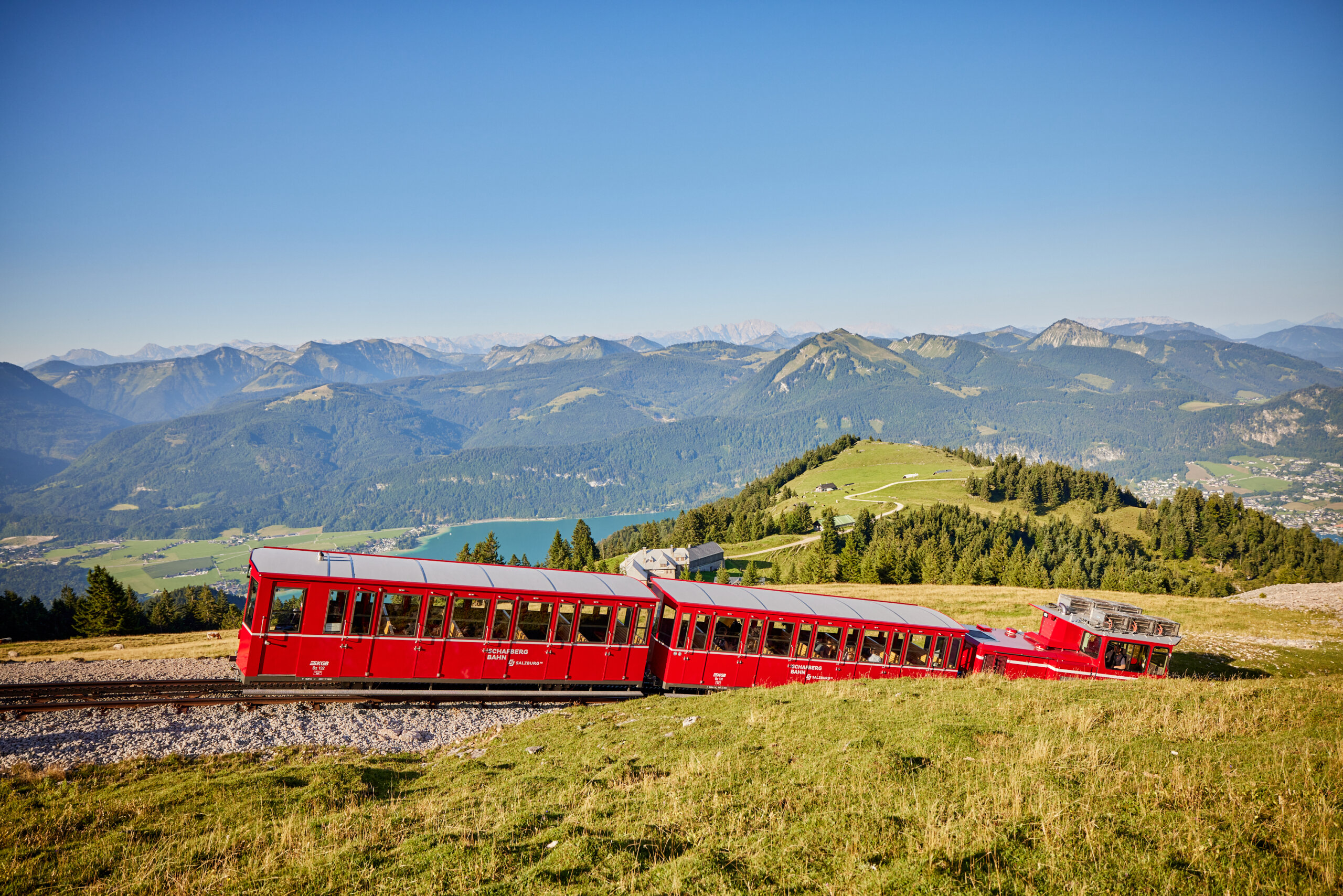 Ferrovia a cremagliera dello Schafberg rispettivamente Schafbergbahn con vista sul lago Wolfgangsee in un paesaggio invernale
