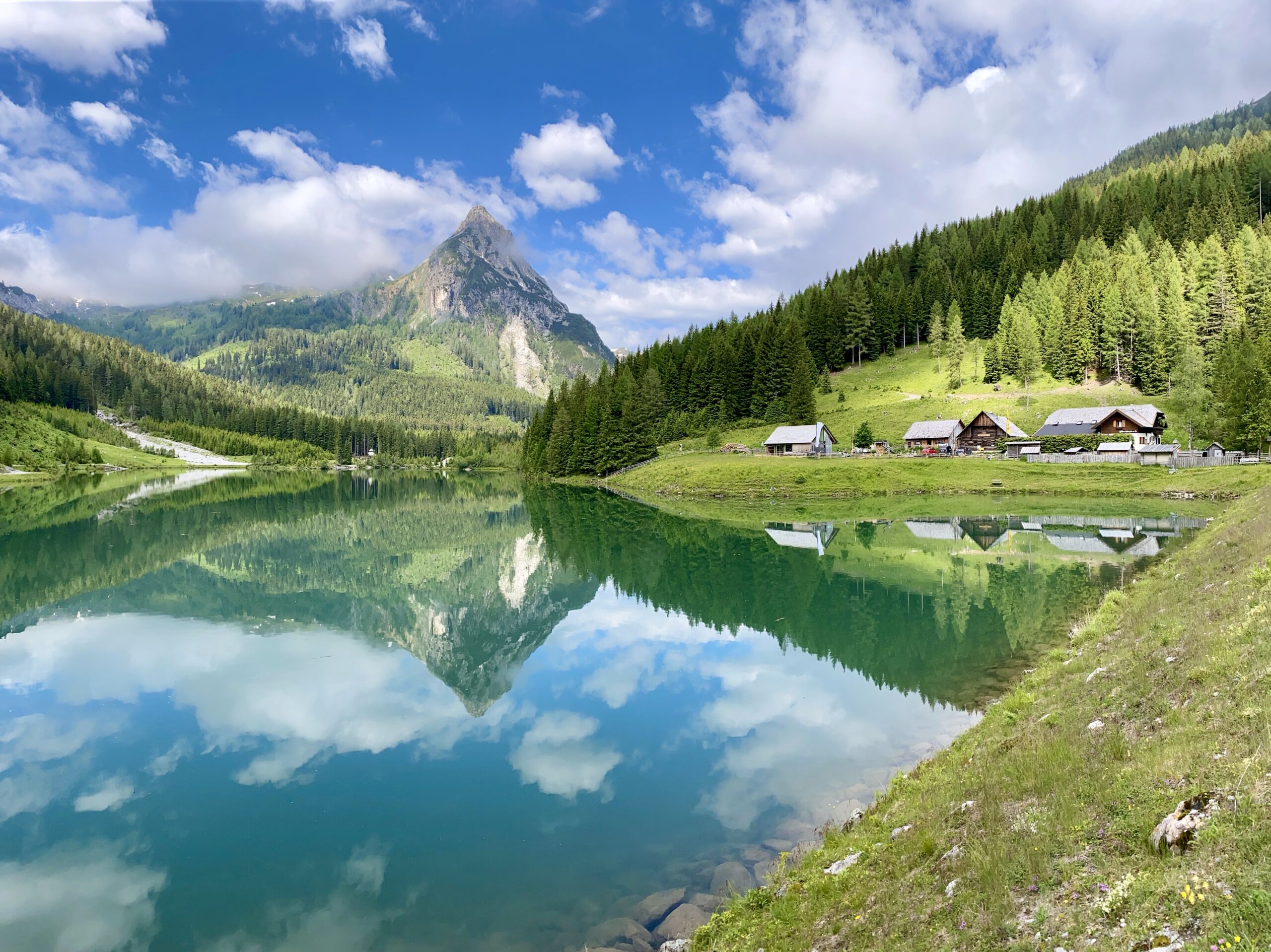 La Malga Schliereralm e il lago Schlierersee a Zederhaus nel Lungau salisburghese con la montagna Riedingspitze sullo sfondo