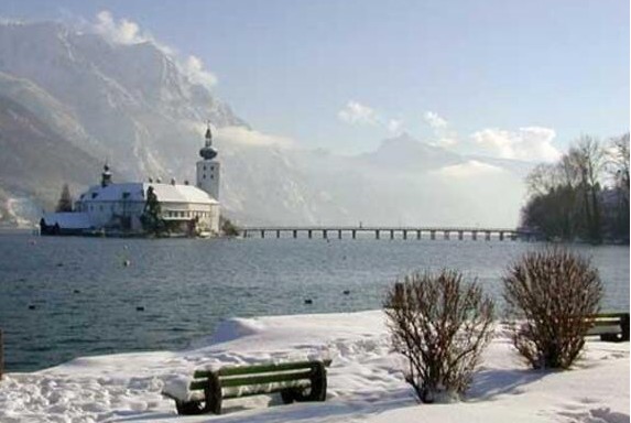 Castello Ort sul lago Traunsee in inverno circondato dalla neve e dal silenzio