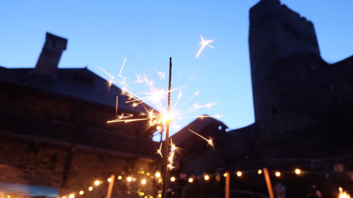 Stellina accesa nel cortile del Castello di Finstergrün nel Lungau salisburghese tra luci festive e atmosfera raccolta (Vista ingrandita)
