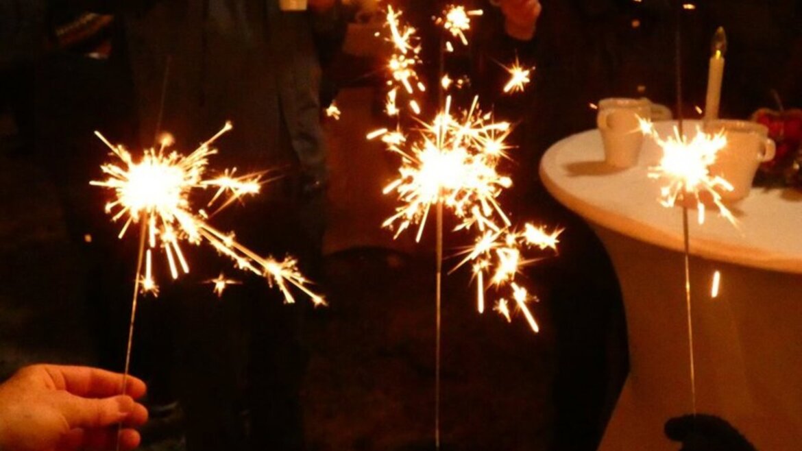 Stelline scintillanti che illuminano la sera davanti al Castello di Finstergrün nel Lungau salisburghese (Vista ingrandita)