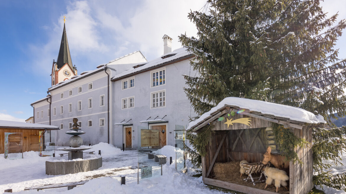 Presepe di Stille Nacht davanti al museo a Mariapfarr nel Lungau vicino al mercatino d’Avvento (Vista ingrandita)