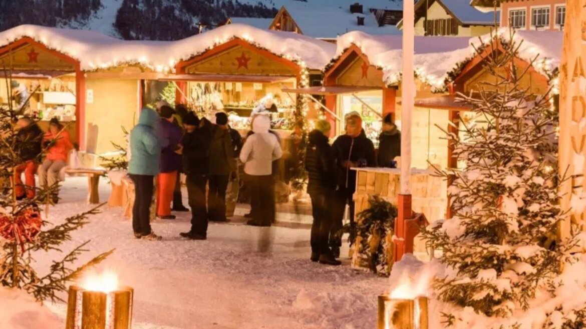 Avvento dei Tauri a Obertauern al confine tra Pongau e Lungau salisburghese con musica atmosfera invernale e bancarelle illuminate (Vista ingrandita)