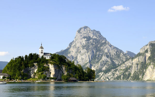 Chiesa dell’Incoronazione di Maria a Traunkirchen su una collina che si protende nel lago Traunsee