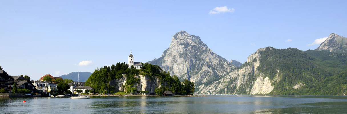 Chiesa dell’Incoronazione di Maria a Traunkirchen su una collina che si protende nel lago Traunsee
