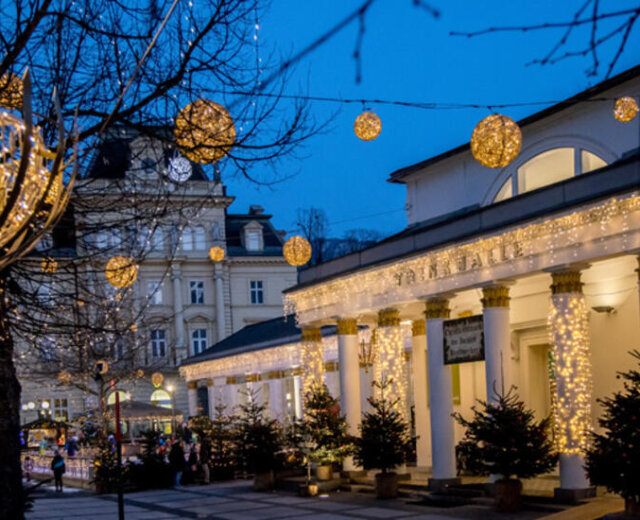 Sala delle terme, ossia Trinkhalle, di Bad Ischl illuminata per l’Avvento