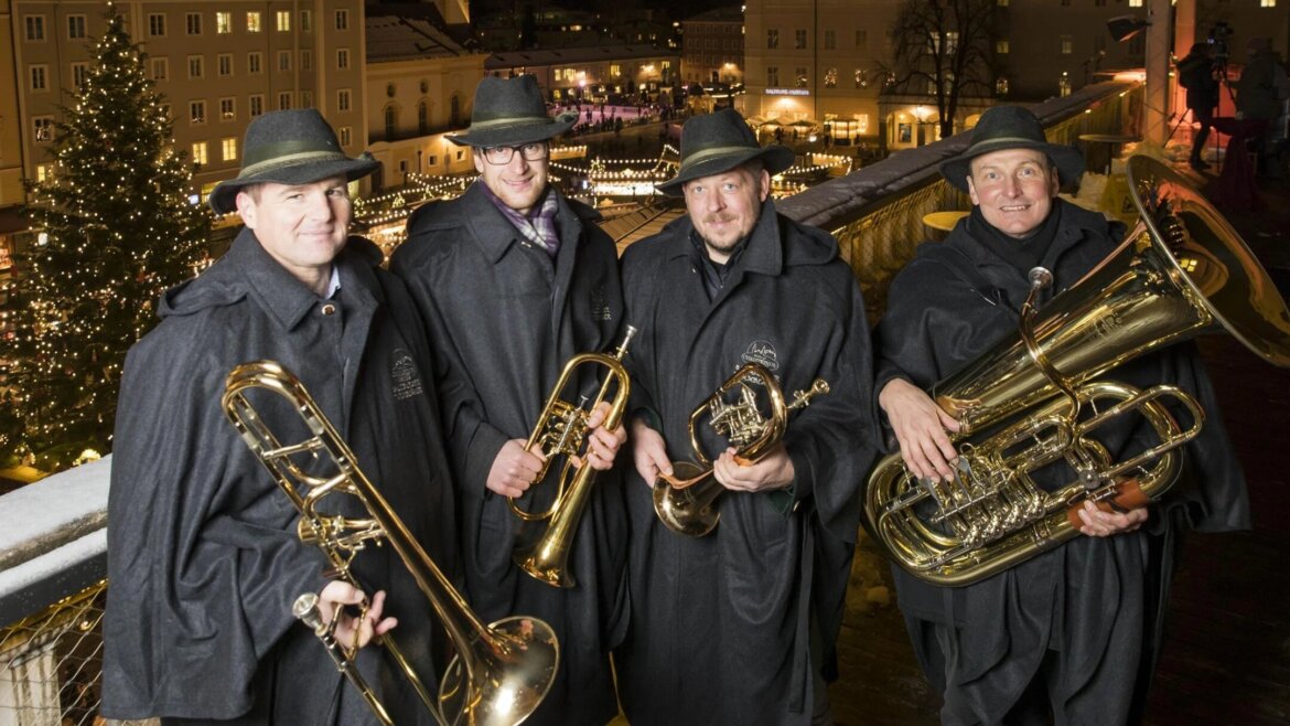 Suonatori di ottoni che diffondono musiche natalizie al Mercatino di Natale di Salisburgo (Vista ingrandita)