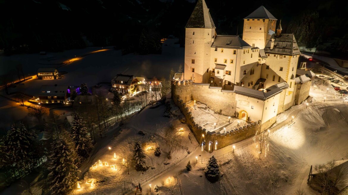 Veduta aerea del Castello di Mauterndorf illuminato con decorazioni natalizie nel Lungau salisburghese (Vista ingrandita)