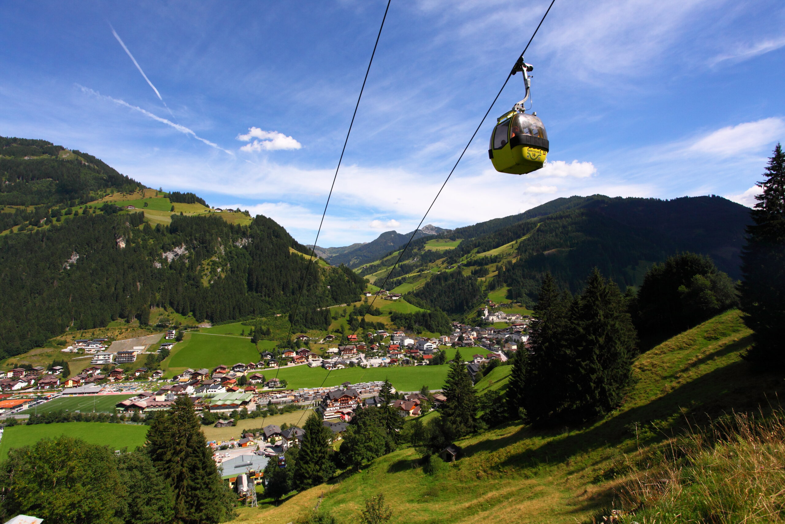 Gondola verso l’esperienza autentica di montagna anche in estate Gondola sopra la Valle di Grossarltal nel Salisburghese che accompagna gli ospiti anche in estate verso un’autentica esperienza di montagna