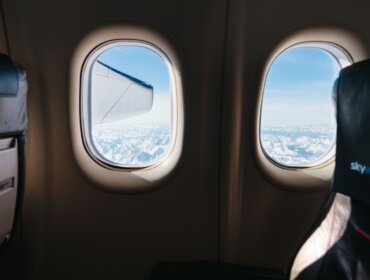 Con SkyAlps sopra le Alpi verso il Salisburghese A bordo di un volo SkyAlps tra Roma e Salisburgo con vista sulle Alpi innevate