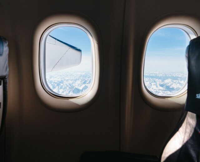 A bordo di un volo SkyAlps tra Roma e Salisburgo con vista sulle Alpi innevate