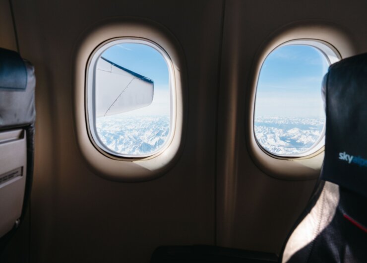 A bordo di un volo SkyAlps tra Roma e Salisburgo con vista sulle Alpi innevate