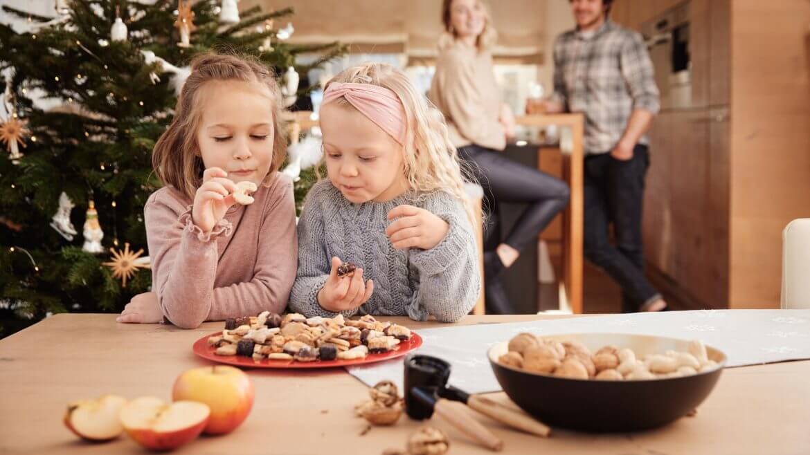 Kinder naschen Kekse
