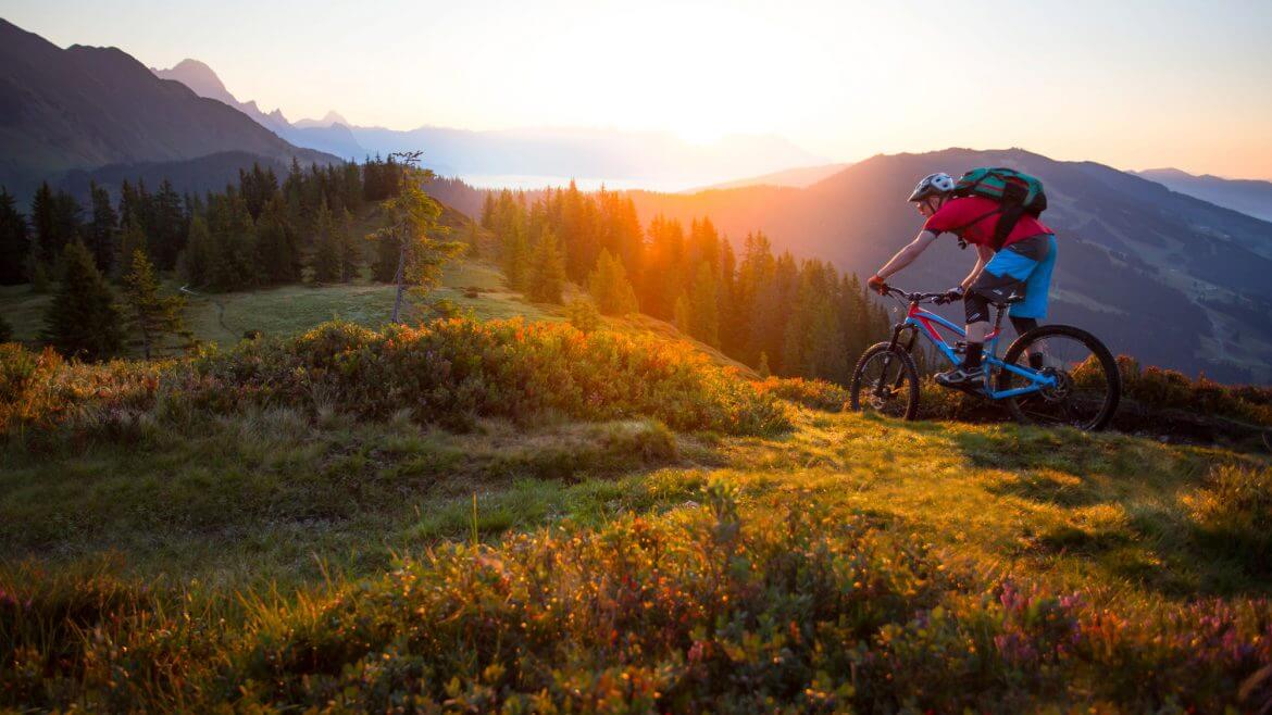 mountainbiken-abendsonne Een mountainbiker biked tijdens de ondergaande zon