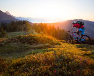 Een mountainbiker biked tijdens de ondergaande zon