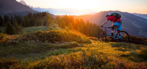 Een mountainbiker biked tijdens de ondergaande zon