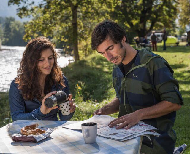 Pärchen frühstückt beim Campen Pärchen frühstückt beim Campen